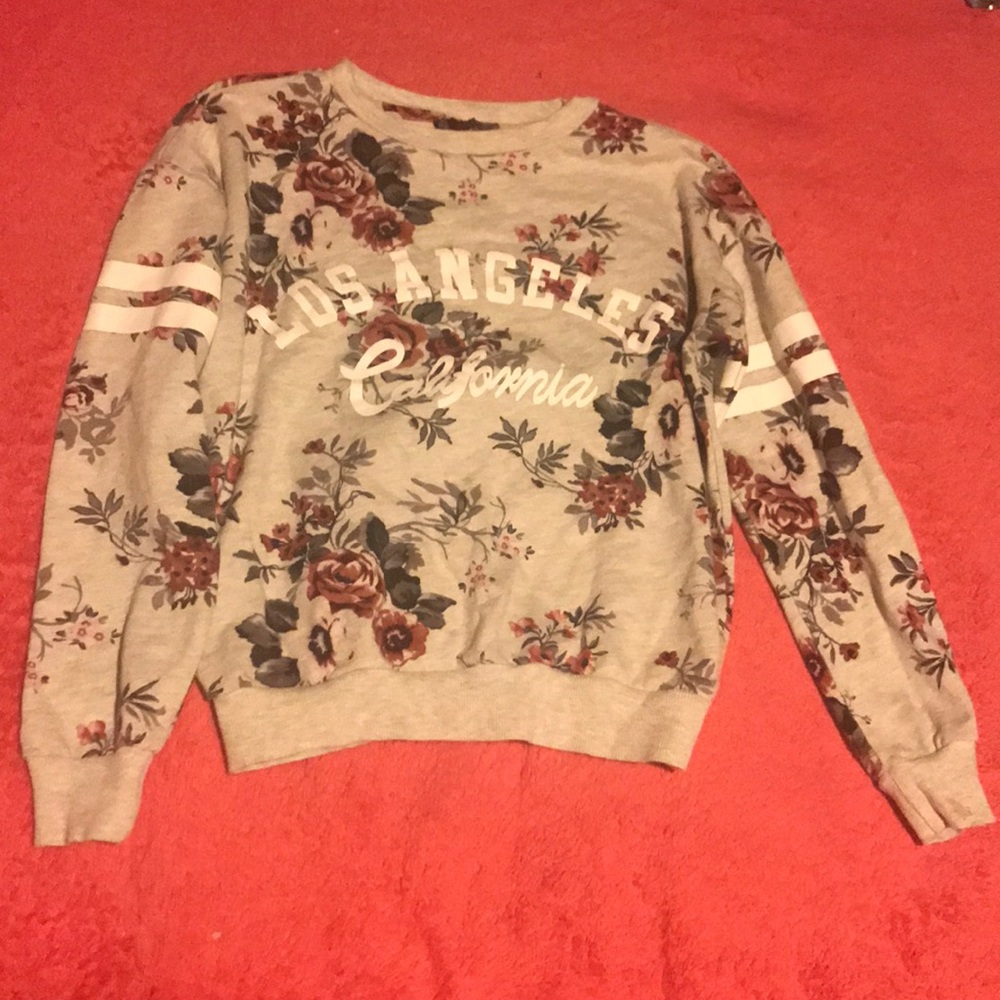 A long sleeve shirt/ sweatshirt